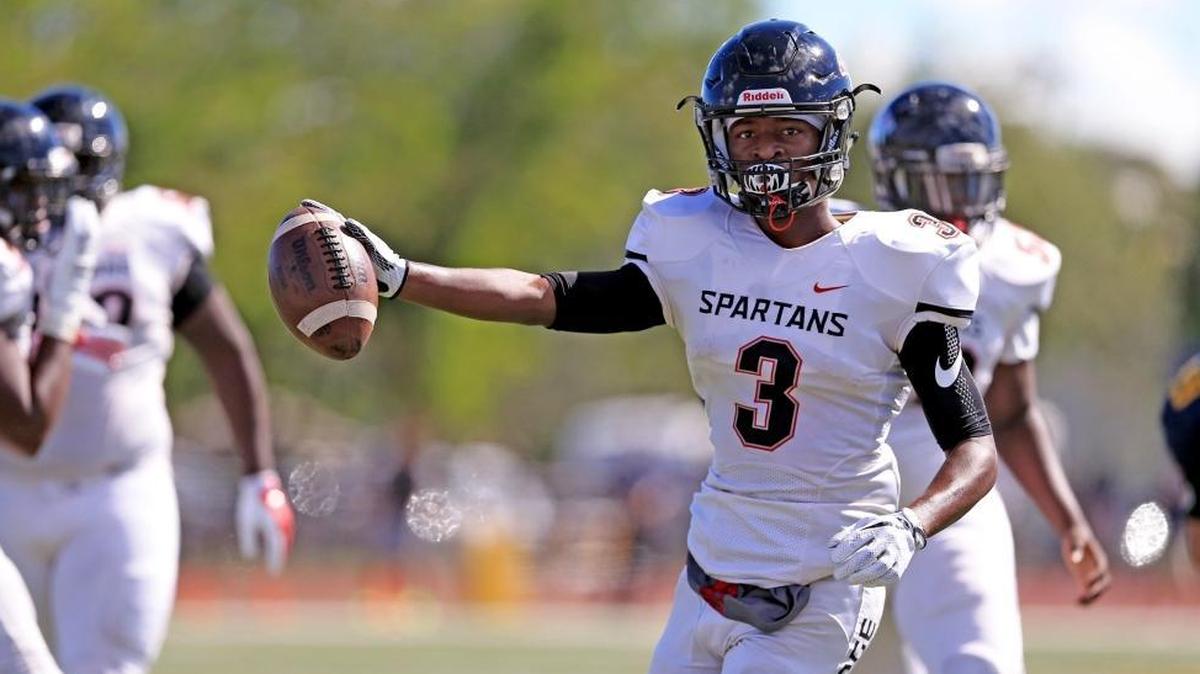 Southridge’s Mark Pope (3) scores a touchdown in the first quarter as Belen Jesuit School hosts Southridge High on Friday, Nov. 10, 2017.
