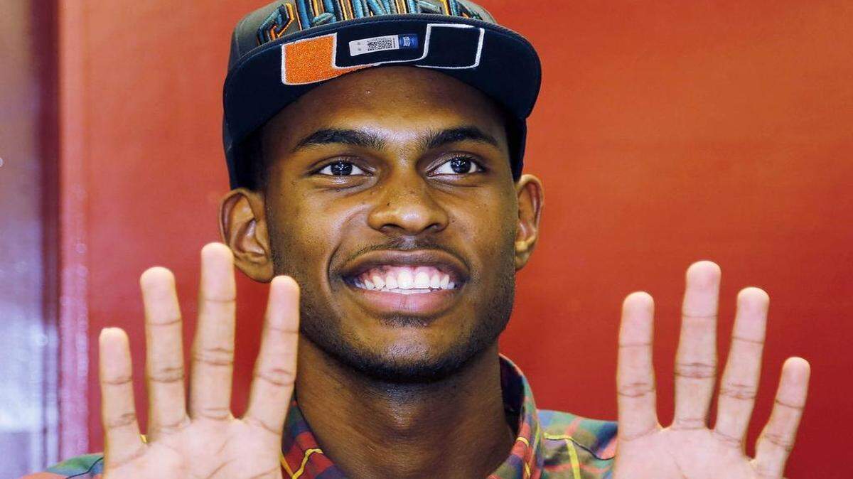 Norland basketball star Dewan Huell announces he is committing to the University of Miami on Wednesday, Nov. 18, 2015 at Norland High School in Miami.