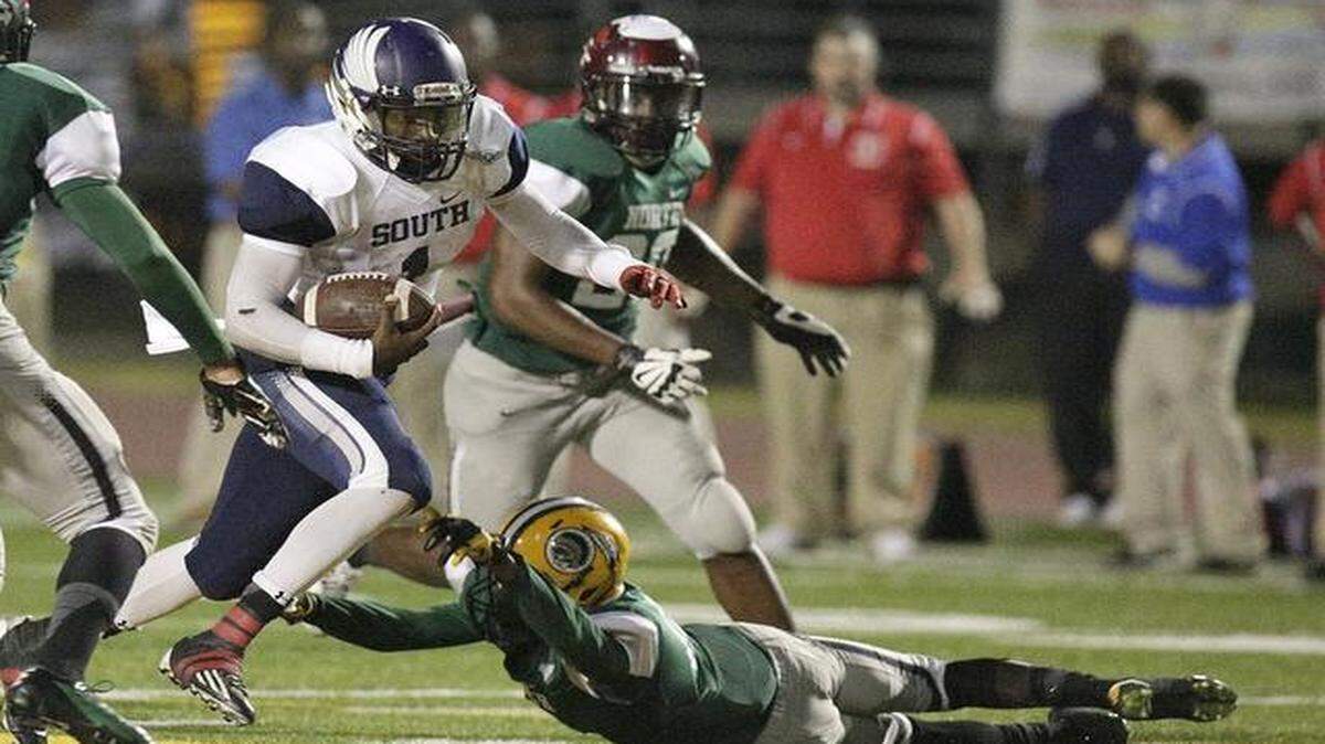 
South team quarterback Deaundre Pickett-White takes off with the ball during Saturday night’s all-star game at Curtis Park. 
