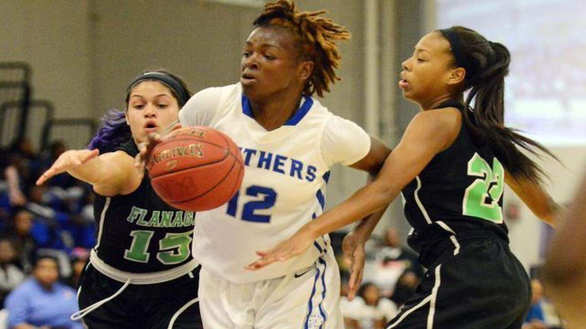
Dillard’s Jasmine Nicolas splits the defense of Flanagan’s Jenniffer Oramas, left, and Kristan Edwards in the Big 8 title game.
