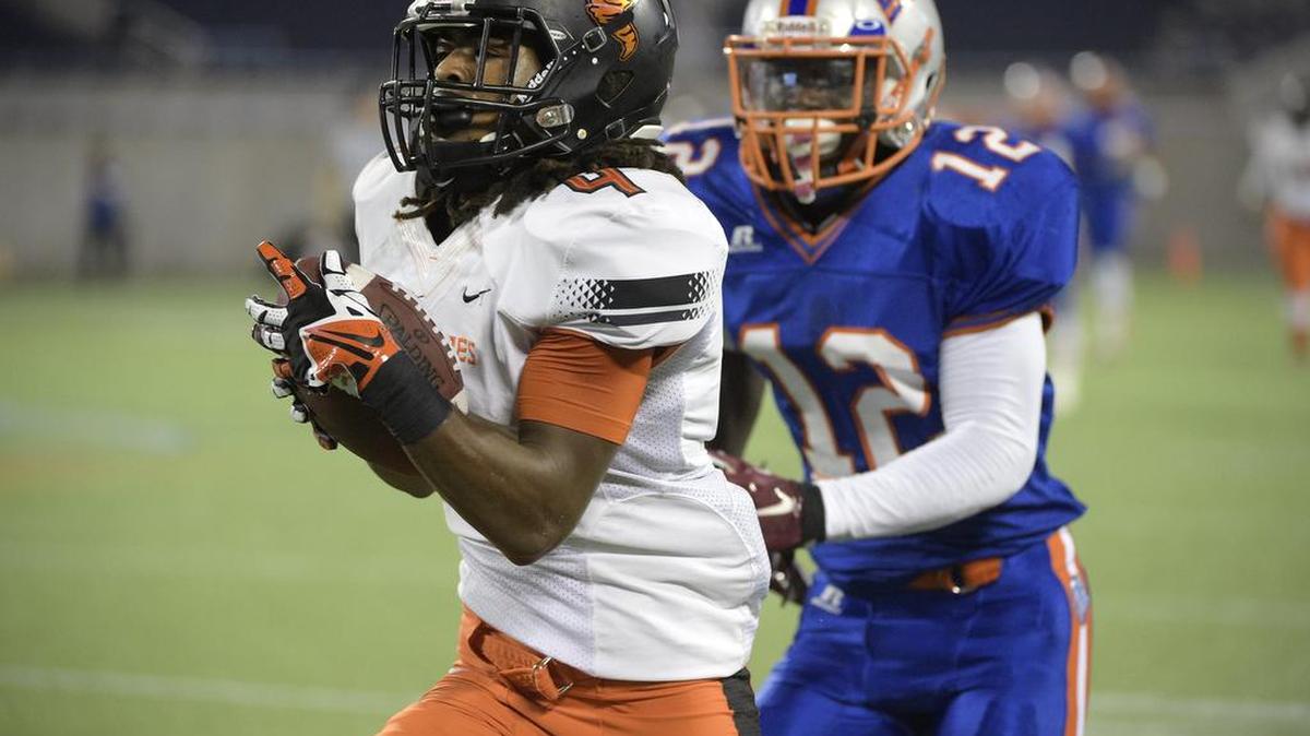 
Good memories: Booker T. Washington receiver Darrius Scott catches a long pass during the first half 
of the Class 4A state championship game against Jacksonville Bolles in Orlando last season. 
