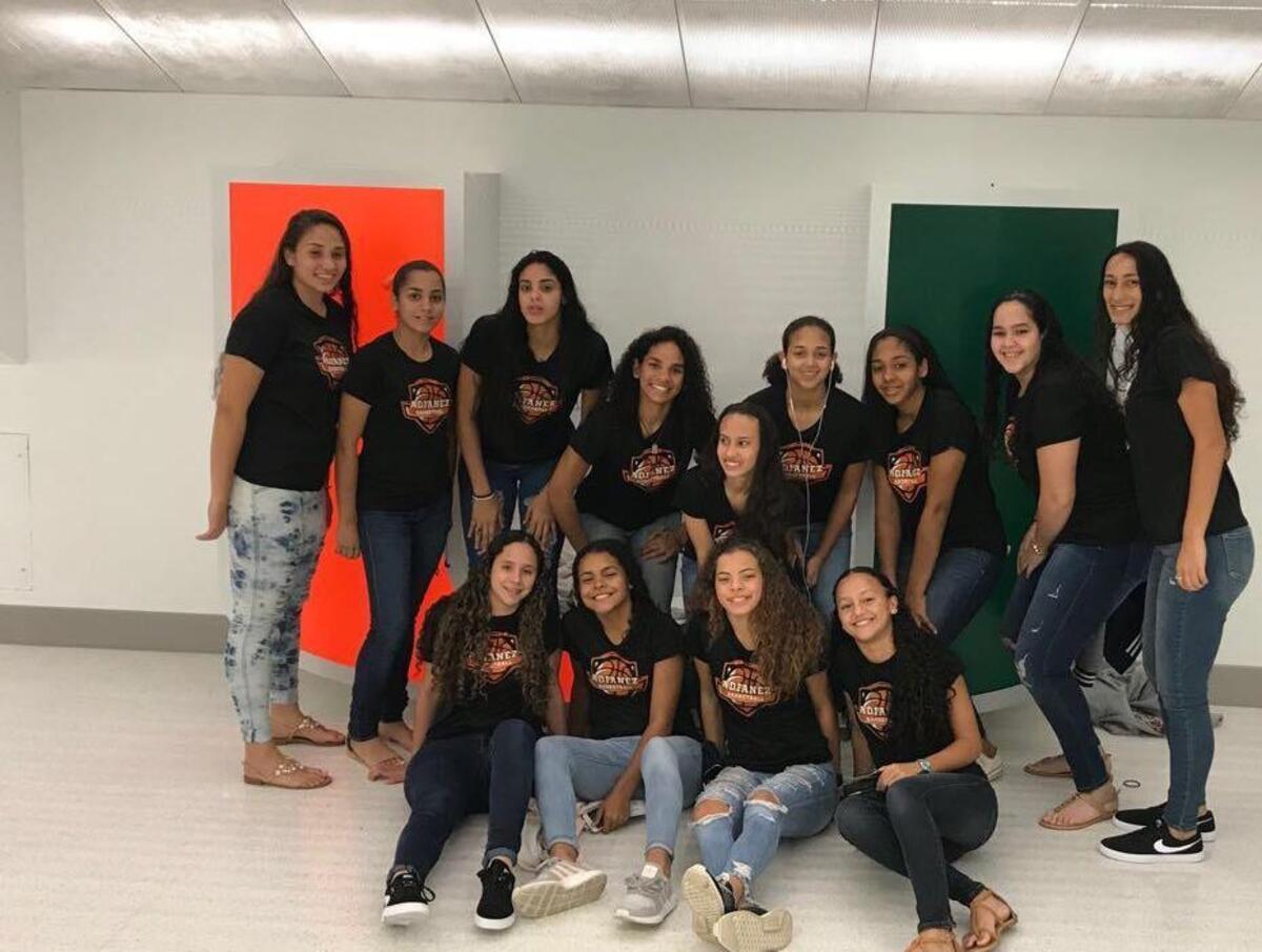 After advancing to the Junior Orange Bowl semifinals, the girls’ basketball team from Puerto Rico visited Dolphin Mall in the afternoon.