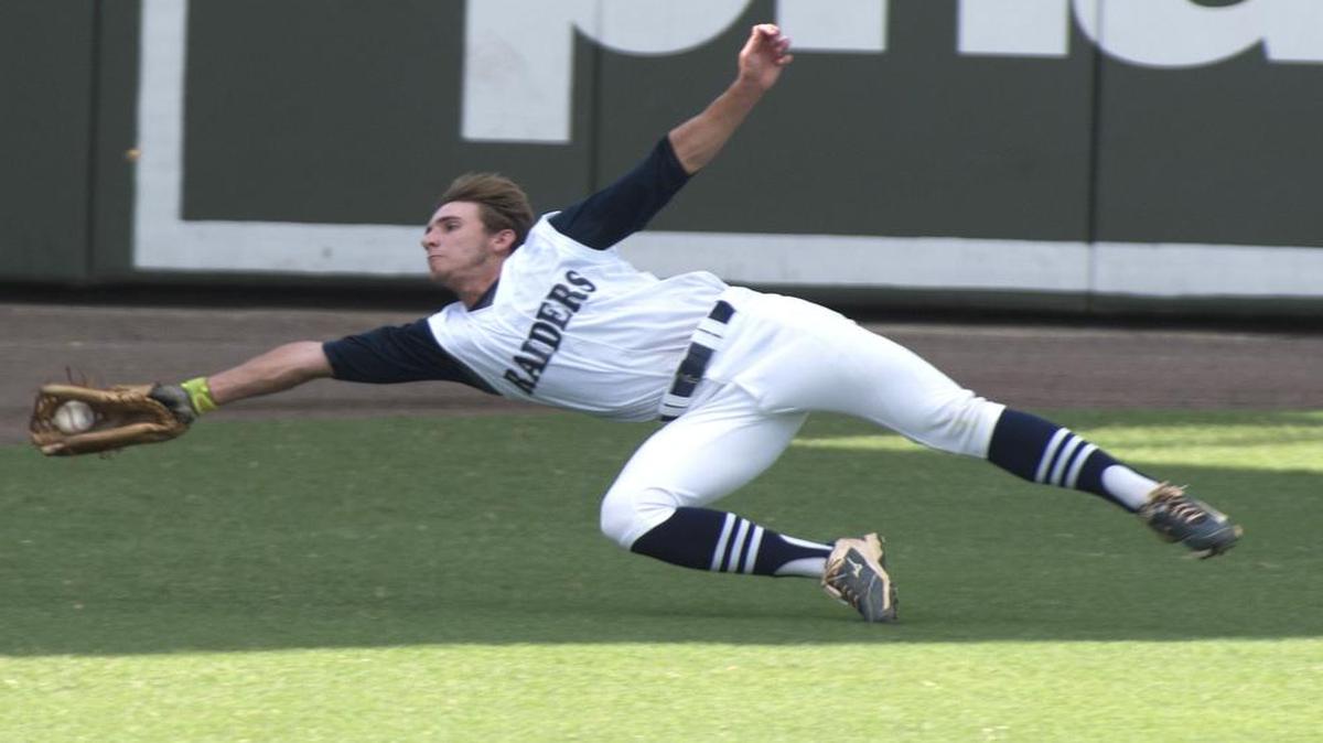 
 Gulliver left fielder Justin Fernandez stretches out to catch a fly ball in the 4A semifinal.
