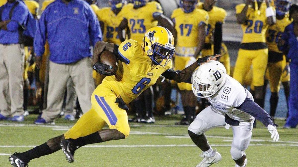 Northwestern Bulls wide receiver Quavon Beckford (6) runs the ball against Naples Golden Eagles during the Bulls’ victory Friday.