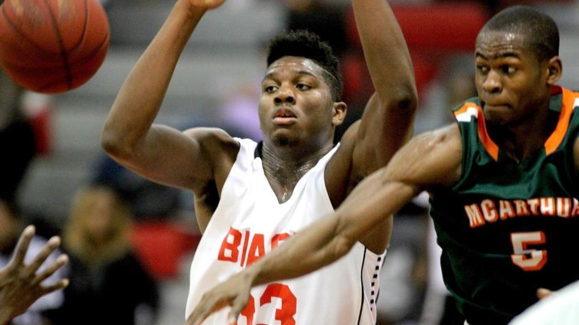 Zach Brown (#33), left, seen here playing for Miami Beach High in 2015, was arrested and charged with theft by Hollywood Police on Sunday morning.