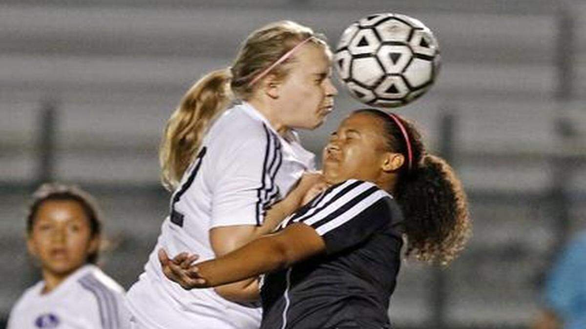 
Head-to-head meeting: South Dade’s Amber Hoskins, left, and Ferguson’s Theresa Brimo battle.
