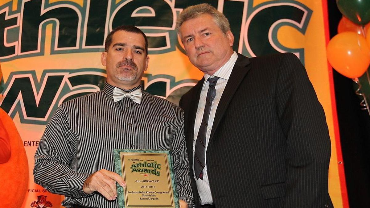 Mauricio Diaz, left, accepts his Leo Suarez/Walter Krietsch Courage Award from Miami Herald correspondent Bill Daley.