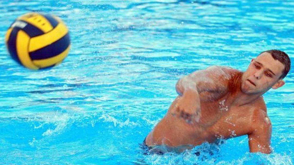 
Eric Goldenberg shoots the ball during a St. Thomas Aquinas water polo practice at Plantation Central Park pool last year.
