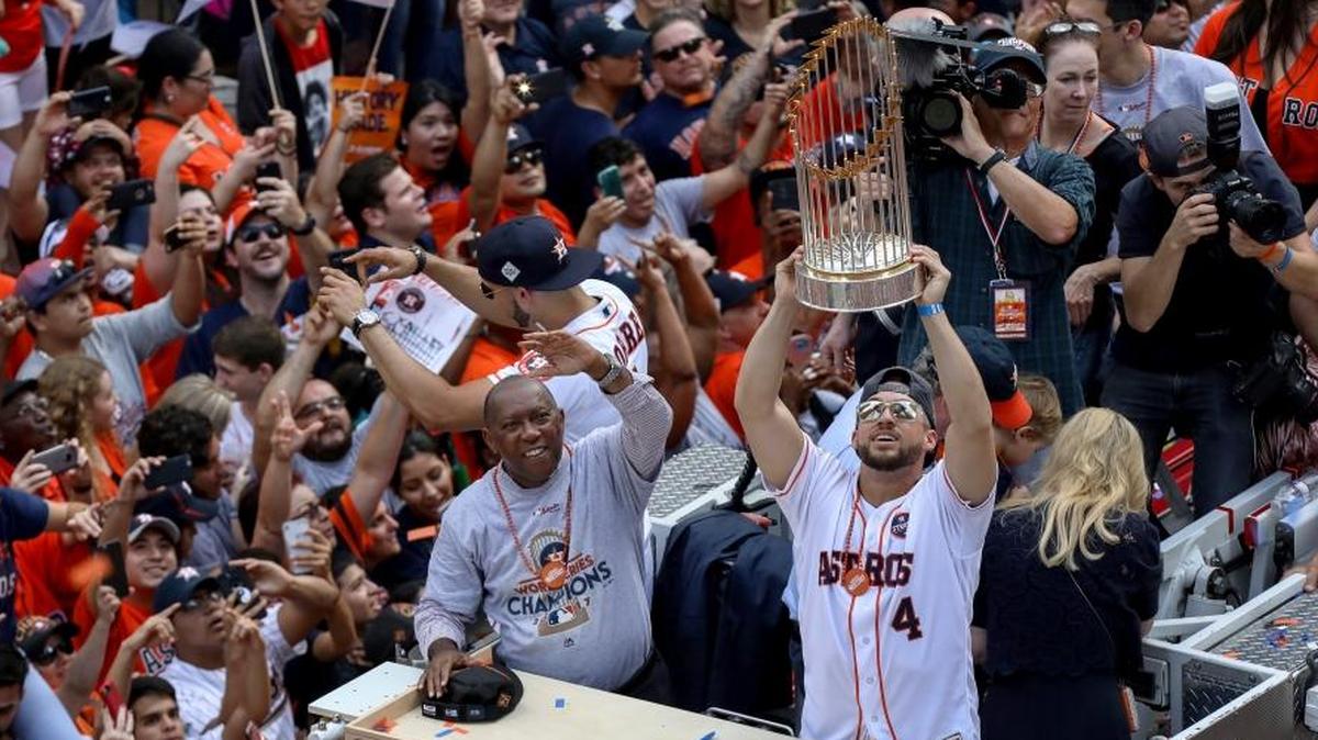 El jardinero de los Astros George Springer (4) sostiene el trofeo de campeón de la Serie Mundial en la parada en Houston, el 3 de noviembre del 2017.