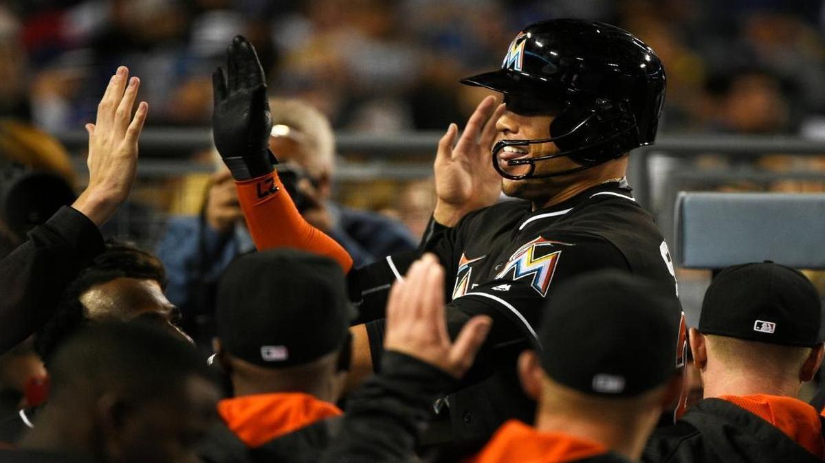 Giancarlo Stanton recibe el saludo de sus compañeros de equipo en los Marlins tras disparar un jonrón contra los Dodgers, el 25 de abril del 2016.