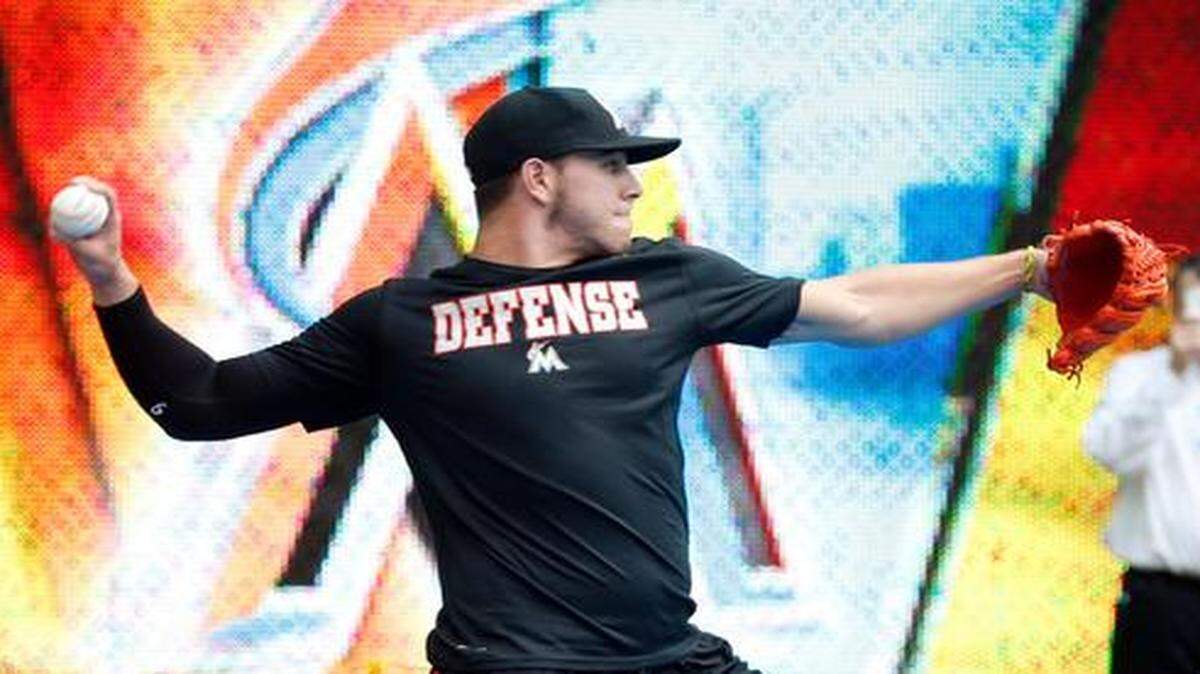 
Injured Miami Marlins ace pitcher Jose Fernandez has another throwing session at Marlins Park in Miami, October 3, 2014. Fernandez was injured and missed most of the 2014 season.
