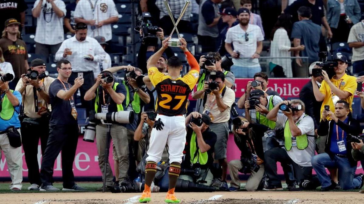 National League's Giancarlo Stanton, of the Miami Marlins, holds the champions trophy after the MLB baseball All-Star Home Run Derby, Mon., July 11, 2016, in San Diego.