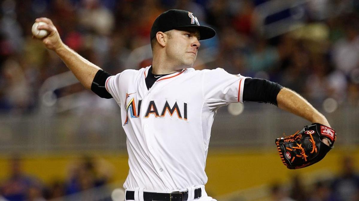 
David Phelps of the Miami Marlins pitches against the New York Mets at Marlins Park on August 5, 2015 in Miami, Florida.
