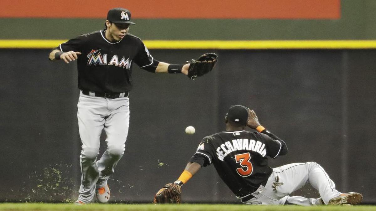 El jardinero Christian Yelich (izq.) es el único jugador de los Marlins que figura entre los finalistas para el premio Guantes de Oro, según la lista que dio a conocer  las Grandes Ligas en el marco de la Serie Mundial, el jueves 27 de octubre del 2016