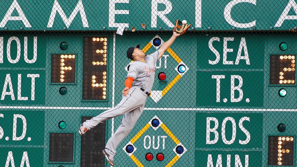 
 Marlins outfielder Giancarlo Stanton snags a fly ball against the wall in right field during the second inning of Monday’s game in Pittsburgh.
