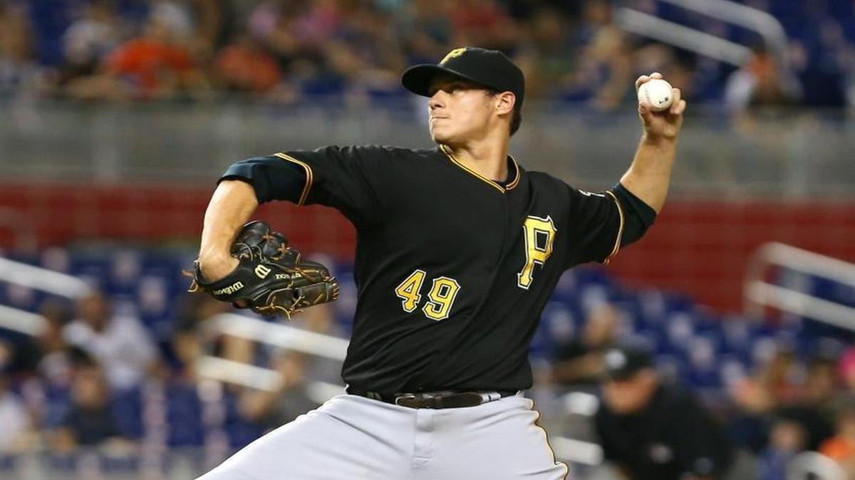 Jeff Locke pitches for the Pittsburgh Pirates during an August 2015 game against the Marlins at Marlins Park.