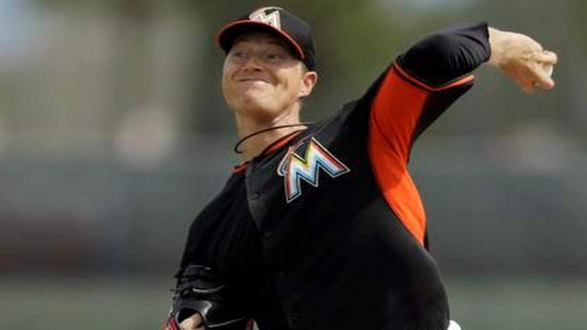 
Miami Marlins pitcher Chris Narveson throws live batting practice Sunday, March 1, 2015, in Jupiter, Fla. 
