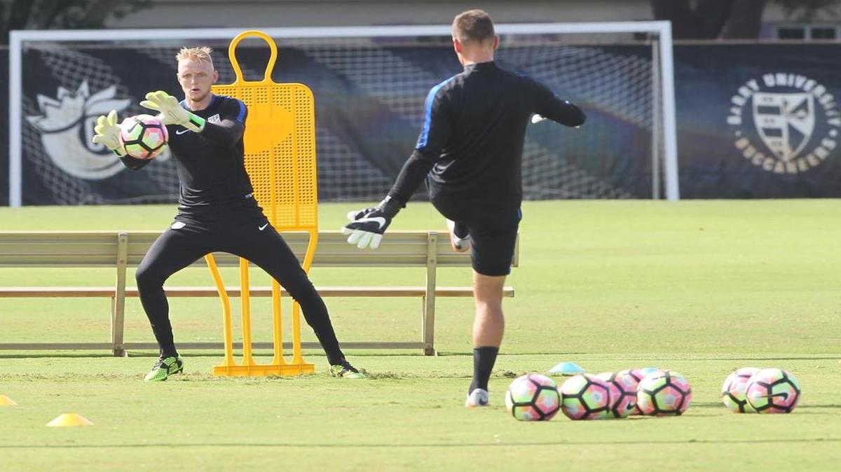 Goalie William Yarbrough, back, a dual citizen of the U.S. and Mexico, practices in Miami for Friday’s friendly against Cuba.