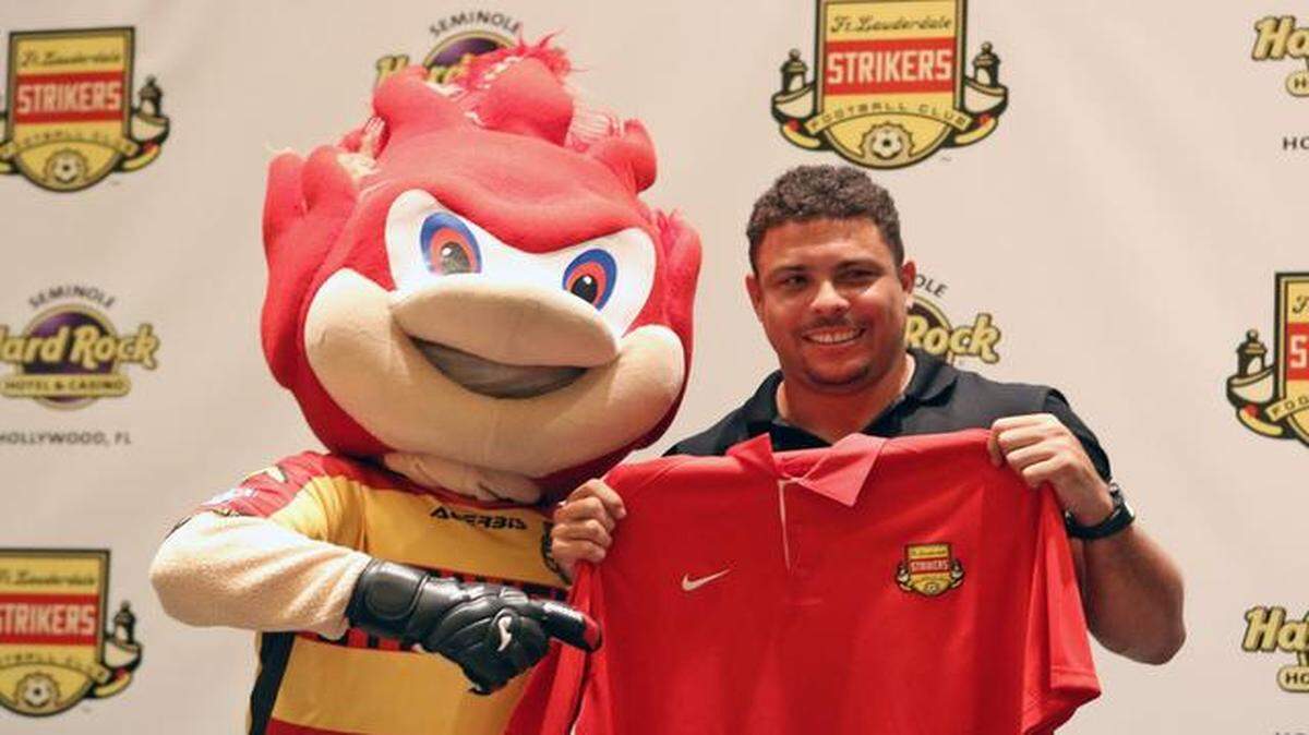 
Ronaldo poses with Fort Lauderdale Strikers mascot HotShot at a press conference at Seminole Hard Rock Hotel & Casino on Wednesday, January 14, 2015.
