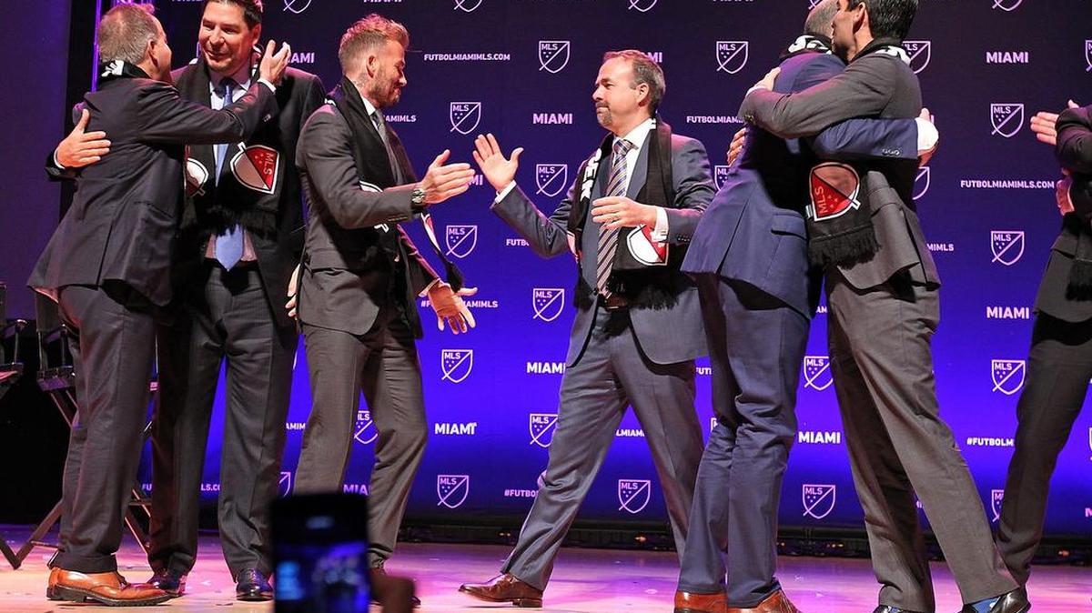 Los propietarios del Inter Miami CF, Jorge Mas, Marcelo Claure, David Beckham y Jose Mas (de izq a der.) celebran el anuncio oficial de nuevo equipo de la MLS, mientras el comisionado de MSL, Don Garber y el alcalde de Miami Francis Suárez (der.), se abrazan el 29 de enero de 2018 en el Adrienne Arsht Center, en Miami.