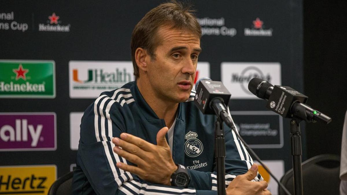 El entrenador del Real Madrid Julen Lopetegui habla a los miembros de la prensa este lunes 30 en el Hard Rock Stadiem  previo al encuentro contra el Manchester United este 31 de julio en Miami.