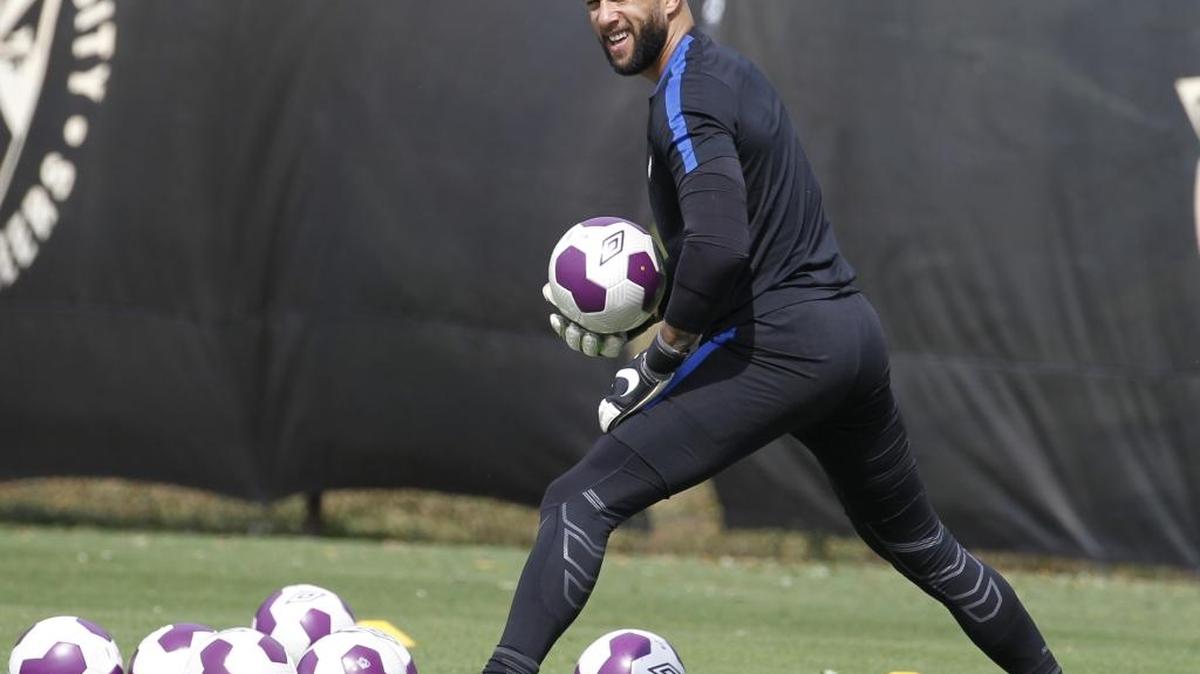 U.S. soccer team goalkeeper Tim Howard practices at Barry University in Miami Shores, Fla., Monday March 21, 2016. The U.S. men’s soccer team is preparing for its pivotal home-and-home World Cup qualifiers against Guatemala.