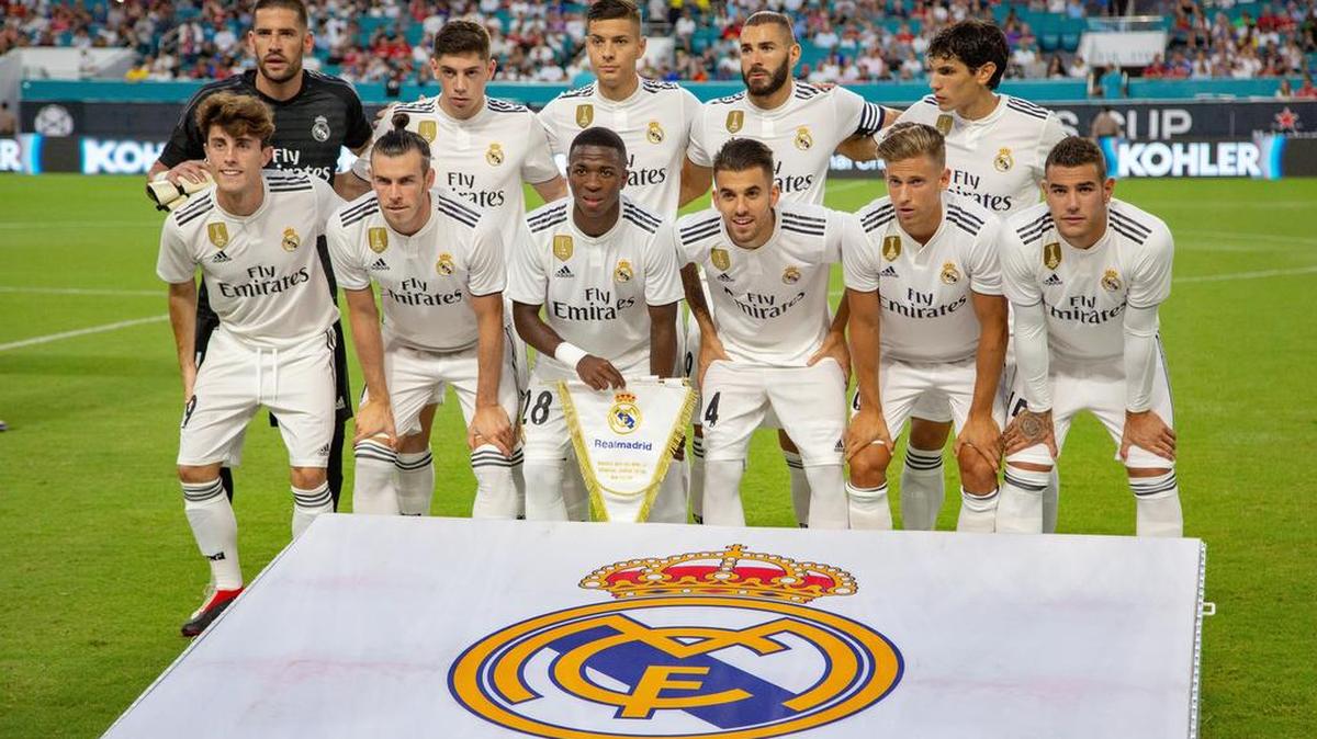 El once titular del Real Madrid ante el Manchester United  por la International Champions Cup posa el 31 de julio en la cancha del Hard Rock Stadium, de Miami Gardens.