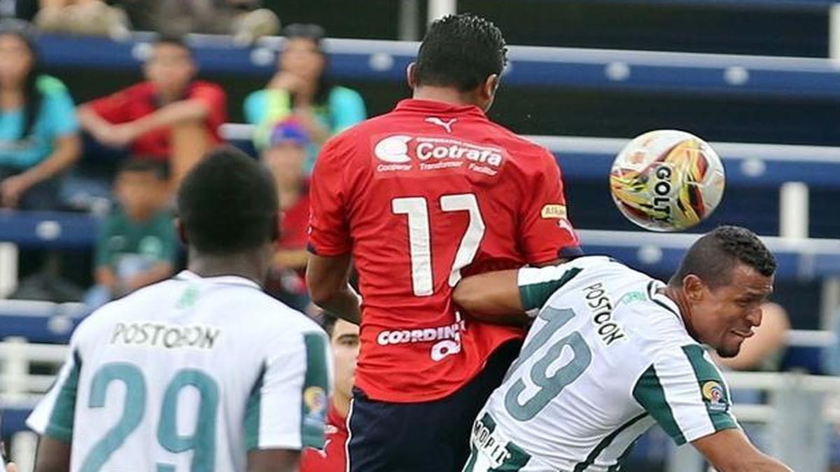 Medellín's Cristian Marrugo (17) and Atlético Nacional’s Fabio Diaz (19) fight for the ball during the first half of their “Clásico” match Saturday, Jan. 16, 2016, at FIU Stadium in Miami.