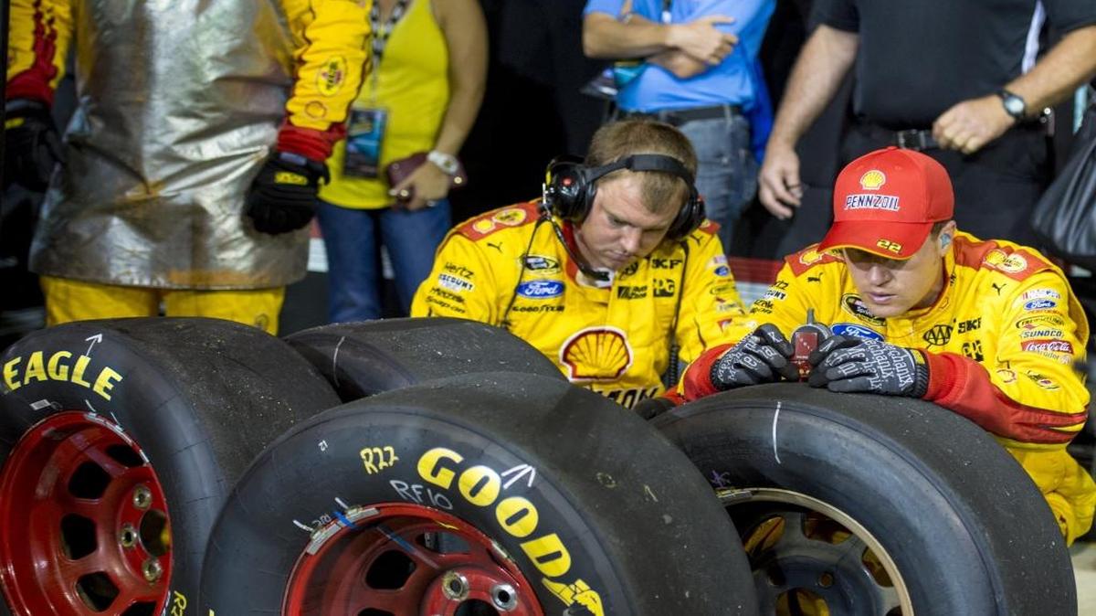 Pit crew of #22 Joey Logano checking the tires during the NASCAR Ford Ecoboost 400 race Homestead-Miami Speedway in Homestead, Florida, USA. November 22, 2015.