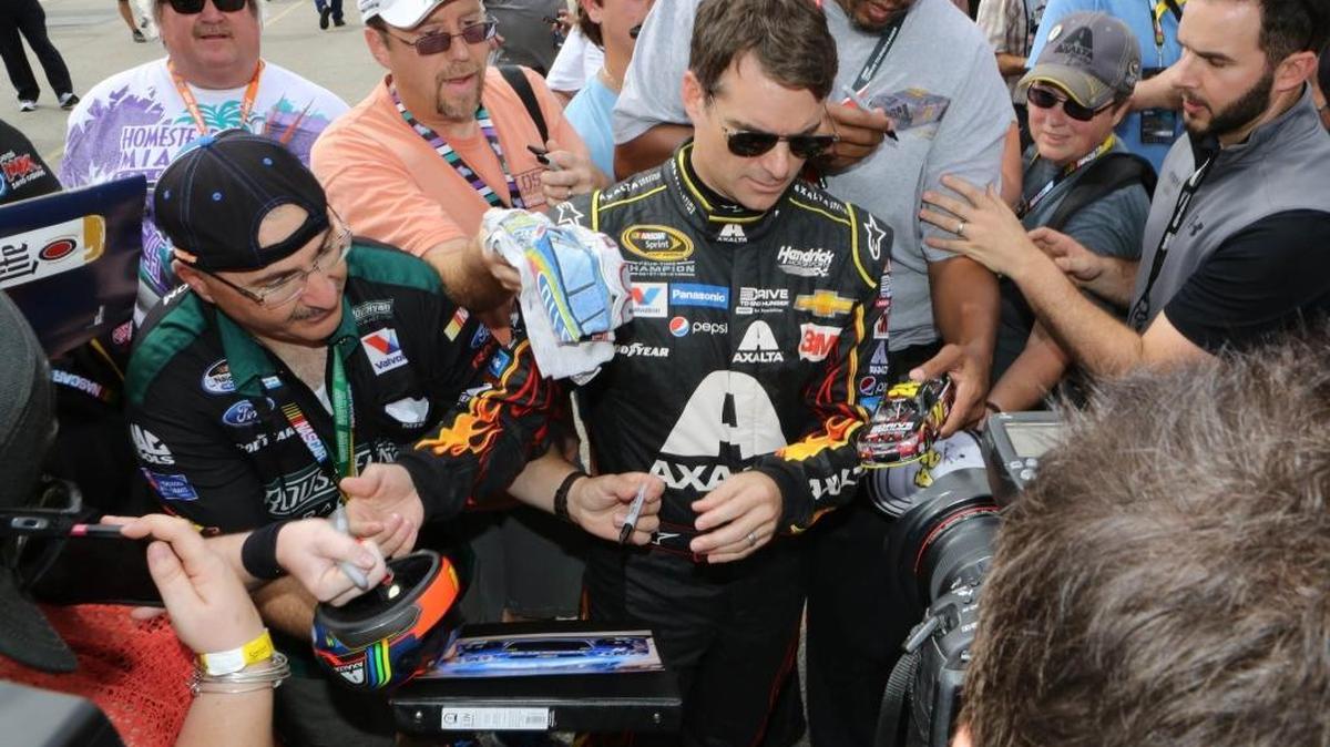 Jeff Gordon signs autographs before practice Friday, Nov. 20, 2015 for Sunday’s Ford Ecoboost 400 at Homestead-Miami Speedway.