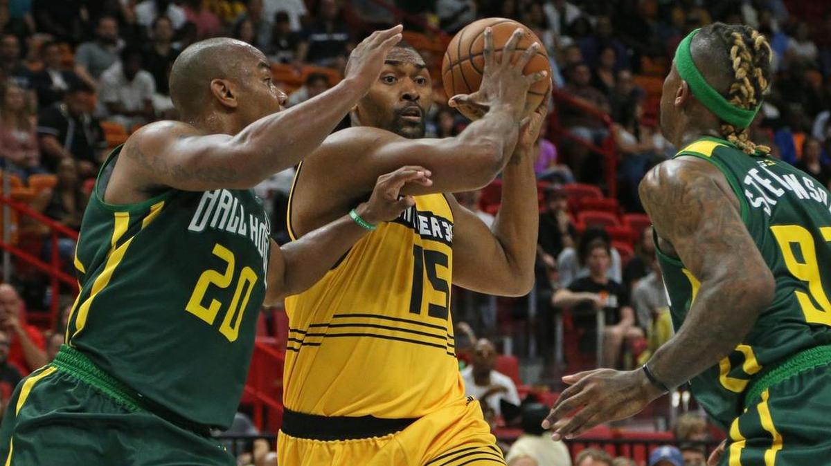 Killer 3s Metta World Pease (15) goes up against Ball Hogs Andre Owens (20) and DeShawn Stevenson (92) during BIG3 basketball at AmericanAirlines Arena on Friday, July 20, 2018.