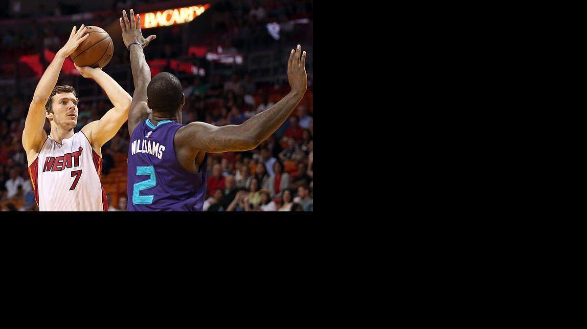 
Goran Dragic, who led the Heat with 28 points, shoots over the Charlotte Hornets’ Marvin Williams in the first quarter at AmericanAirlines Arena in Miami on Tuesday, April 7, 2015.
