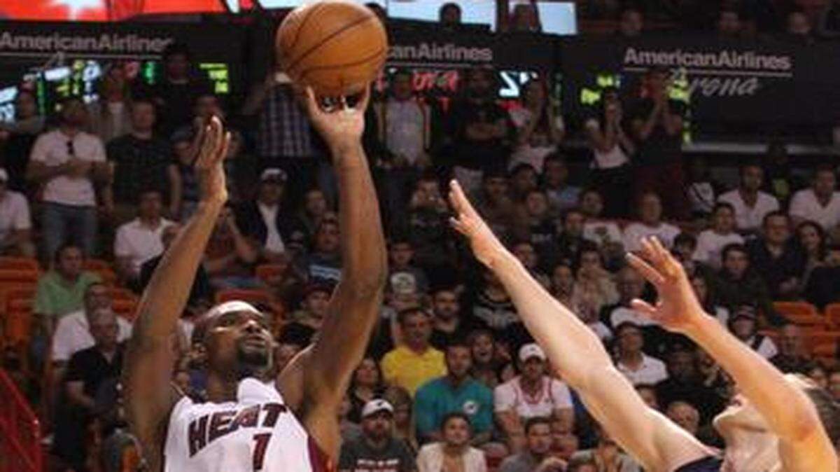 
Miami Heat forward Chris Bosh shoots to put Miami up 94- 93 in the fourth quarter against the Charlotte Hornets at the AmericanAirlines Arena on Sunday, Nov. 23, 2014.
