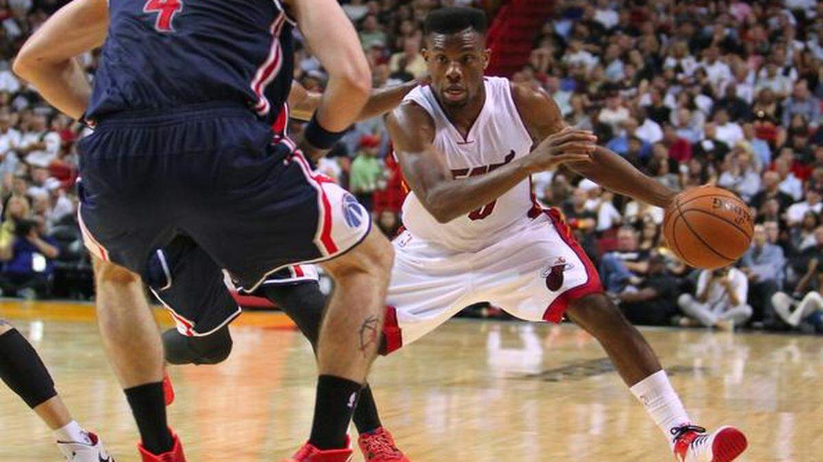 
Miami Heat guard Norris Cole drives against Washington Wizards center Marcin Gortat during the third quarter of the season opening NBA game at the AmericanAirlines Arena in Miami on Wednesday, October 29, 2014.
