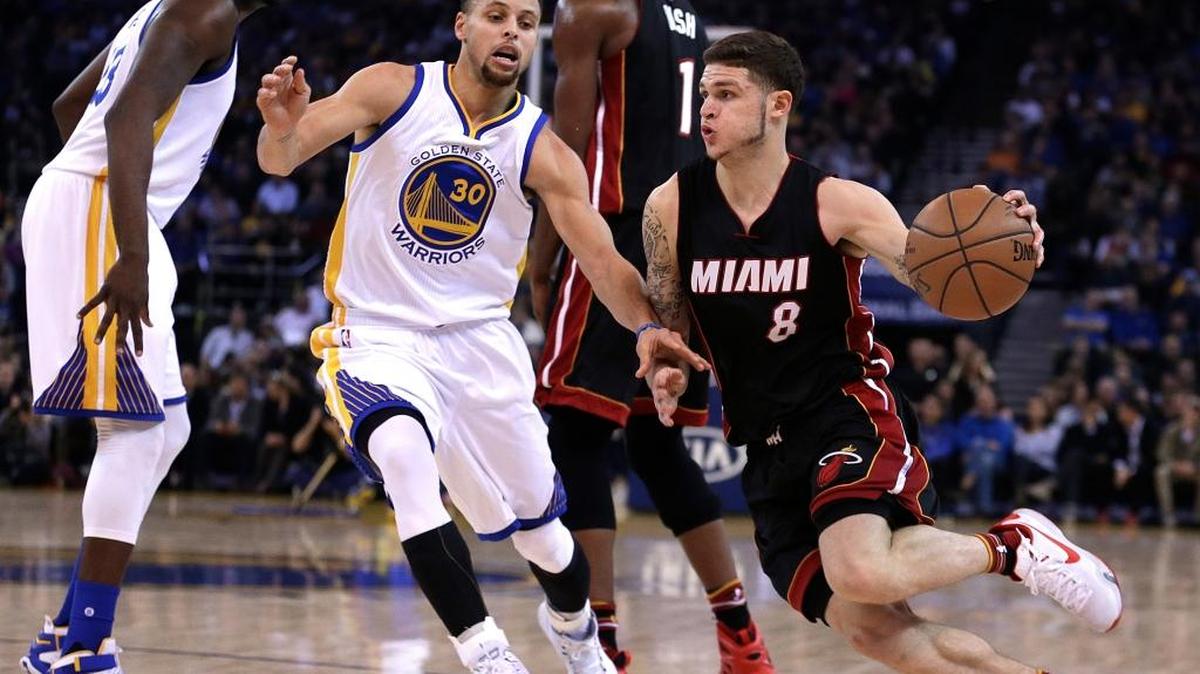 Miami Heat guard Tyler Johnson, right, drives the ball against Golden State Warriors’ Stephen Curry (30) during the first half of an NBA basketball game, Monday, Jan. 11, 2016, in Oakland, Calif.