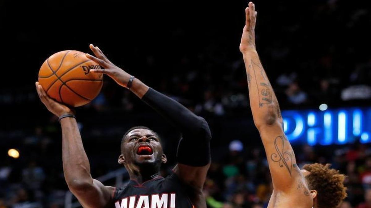 
Miami Heat forward James Ennis (32) shoots over Atlanta Hawks forward Mike Scott (32) in the second half of a preseason NBA basketball game on Sunday, Oct. 18, 2015, in Atlanta. The Heat won the game 101-92. 
