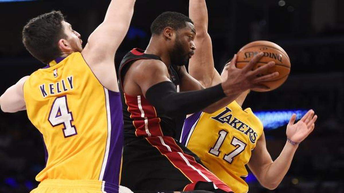 
Dwyane Wade splits the Lakers defense on Tuesday night, when he strained his left hamstring for the second time this season.
