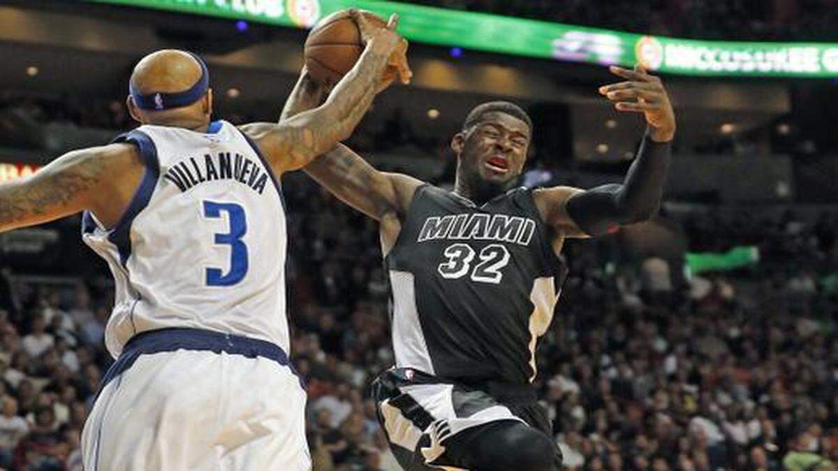 
Mavericks forward Charlie Villanueva stuffs the Heat’s James Ennis on a drive to the basket in the fourth quarter on Friday night at AmericanAirlines Arena.
