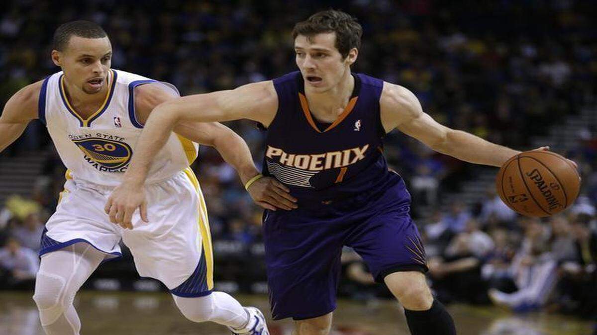 
Phoenix Suns' Goran Dragic, right, drives the ball past Golden State Warriors' Stephen Curry (30) during the first half of an NBA basketball game Sunday, March 9, 2014, in Oakland, Calif. 
