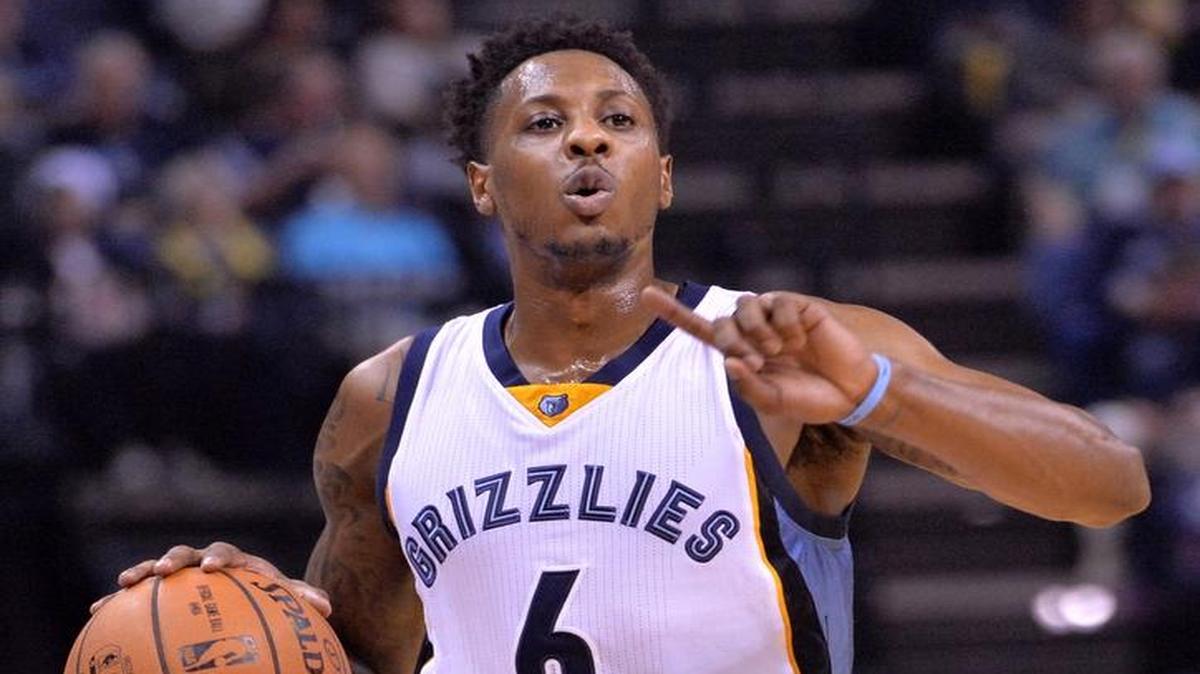 Memphis Grizzlies guard Mario Chalmers (6) plays in the second half of an NBA basketball game Tuesday, Dec. 8, 2015, in Memphis, Tenn.