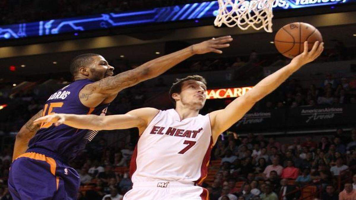 
Goran Dragic goes to the basket against Marcus Morris in the second quarter of the Miami Heat’s game against the Phoenix Suns at AmericanAirlines Arena in Miami on Monday, March 2, 2015.
