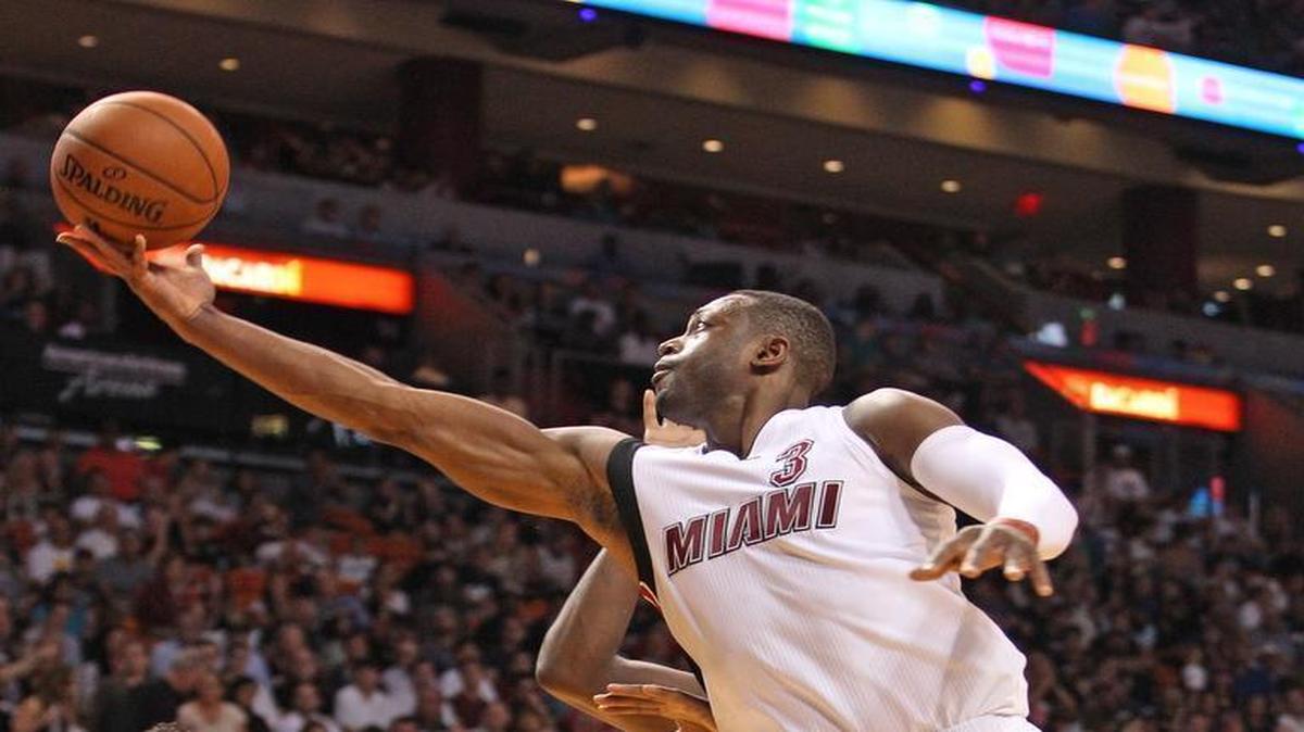 Dwyane Wade drives to the basket to score in the fourth quarter against the Memphis Grizzlies on Sunday, December 13, 2015 at AmericanAirlines Arena in Miami.