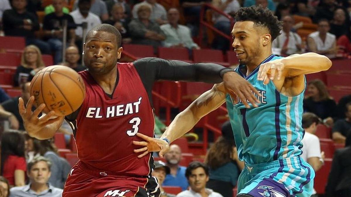 Dwyane Wade drives to the basket against Courtney Lee in the first quarter of the Miami Heat’s game against the Charlotte Hornets at AmericanAirlines Arena in Miami on Thursday, March 17, 2016.