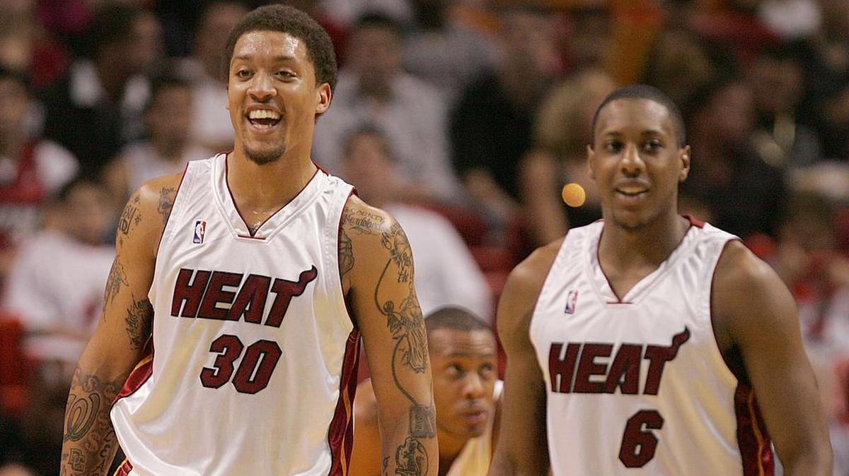 Los exjugadores del Heat Michael Beasley (izq.) y Mario Chalmers estarán el domingo en el Kaseya Center de Miami para jugar baloncesto como parte de la liga Big3.
