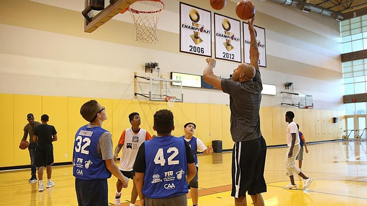 Niños del sur de la Florida juegan en las instalaciones de práctica del Heat en el evento Camp Hoop Heroes el 17 de julio del 2017 en el American Airlines Arena.