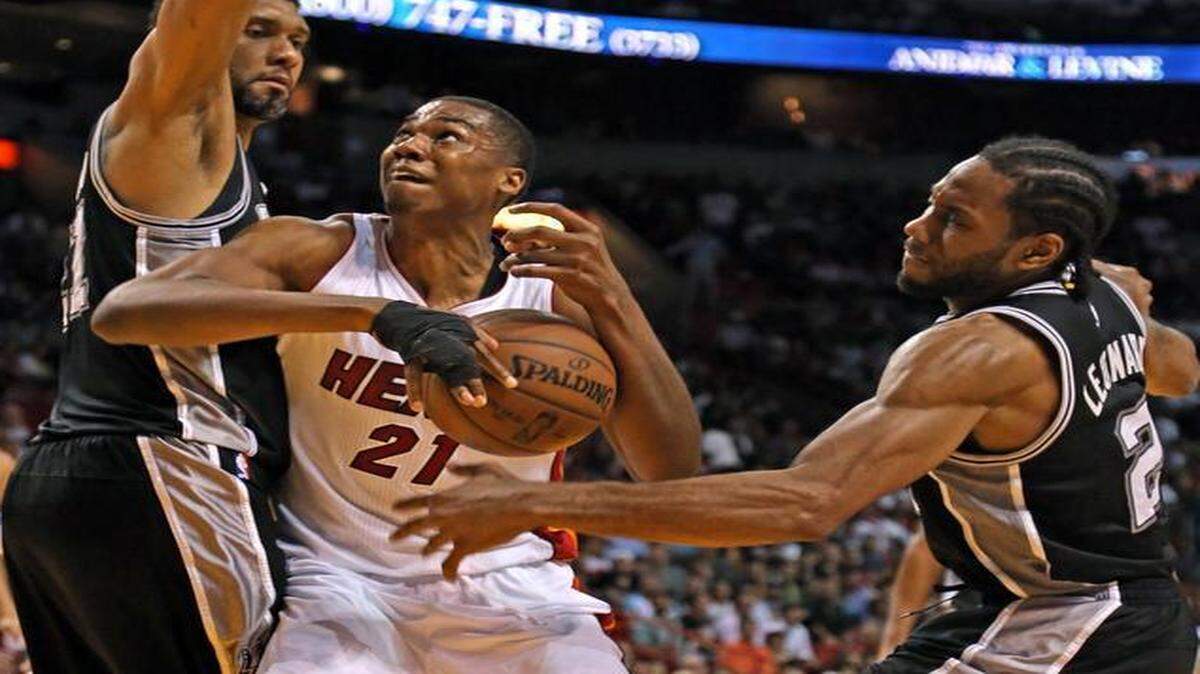 
Miami Heat center Hassan Whiteside gets the ball slapped out of his hands by the San Antonio Spurs’ Kawhi Leonard in the fourth quarter at AmericanAirlines Arena in Miami, Florida, March 31, 2015.
