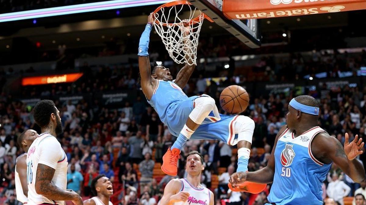 From left, the Heat’s Bam Adebayo, James Johnson and Goran Dragic couldn’t avoid the winning dunk by Kings guard De’Aaron Fox with 3.3 seconds left of the fourth quarter of the Miami Heat’s home loss against the Sacramento Kings on Thursday.