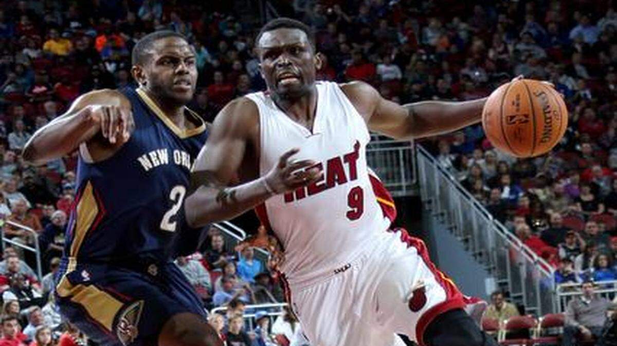 
 Luol Deng #9 of the Miami Heat drives against the New Orleans Pelicans during an NBA game on October 4, 2014 at the KFC Yum! Center in Louisville, KY. 
