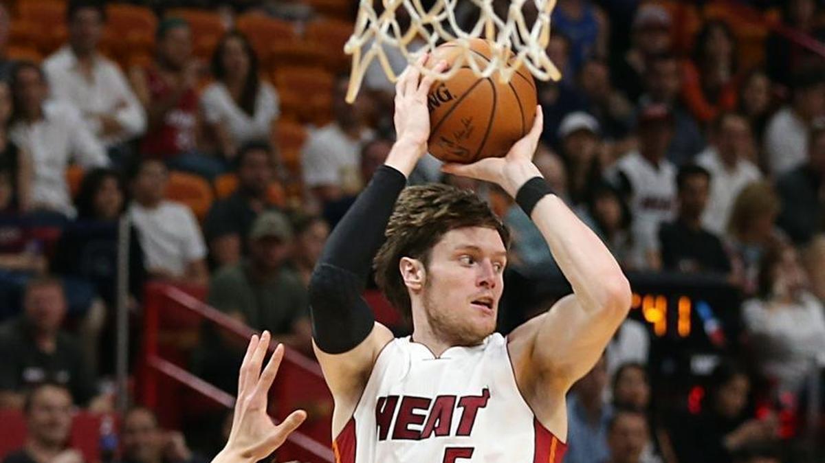 Miami Heat forward Luke Babbitt looks to pass the ball under the basket against Knicks forward Kristaps Pozingis in the fourth quarter at AmericanAirlines Arena in Miami on Friday, March 31, 2017.