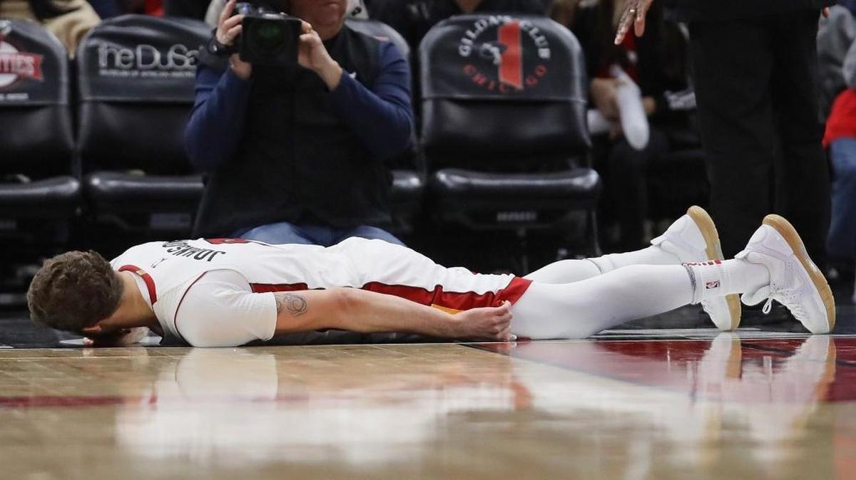 Miai Heat’s Tyler Johnson lays on the floor after suffering an apparent leg injury against the Chicago Bulls at the United Center on Jan. 15, 2018 in Chicago.
